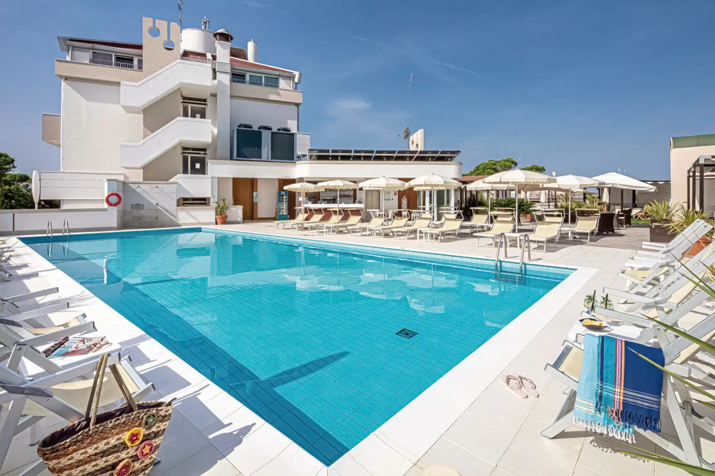 Jasminum OUTDOOR_POOL