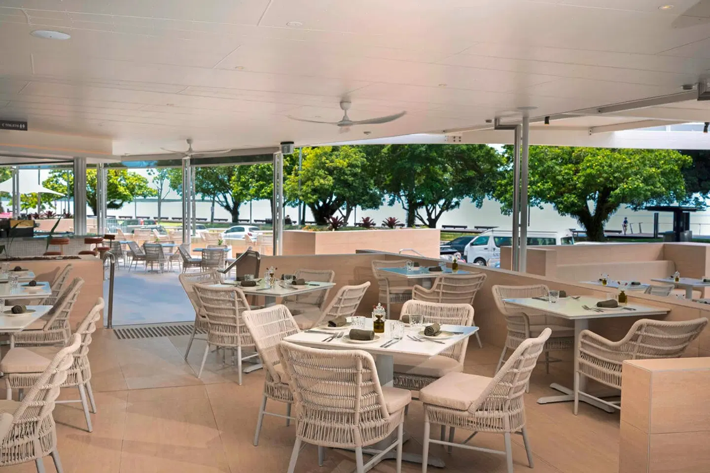 DoubleTree by Hilton Cairns Terrasse