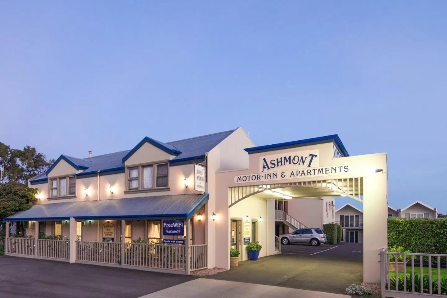 Ashmont Motor Inn & Apartments EXTERIOR