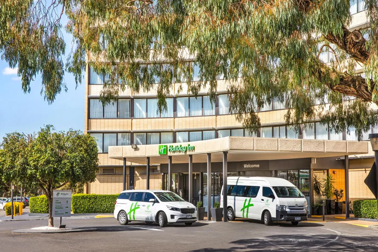 Holiday Inn Melbourne Airport EXTERIOR