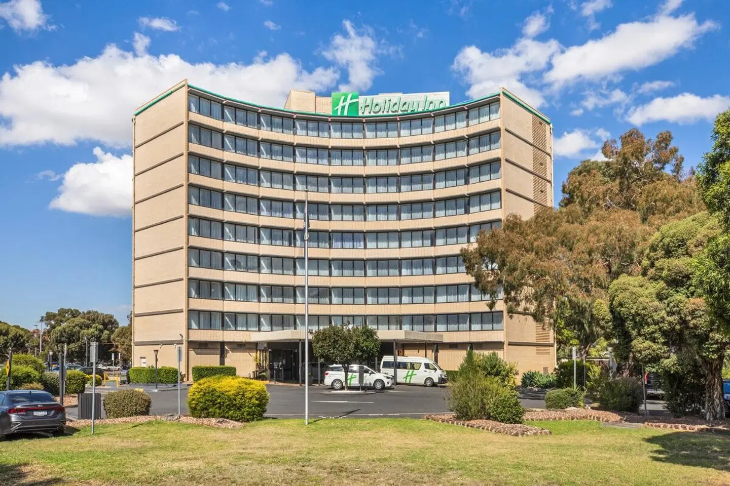 Holiday Inn Melbourne Airport EXTERIOR