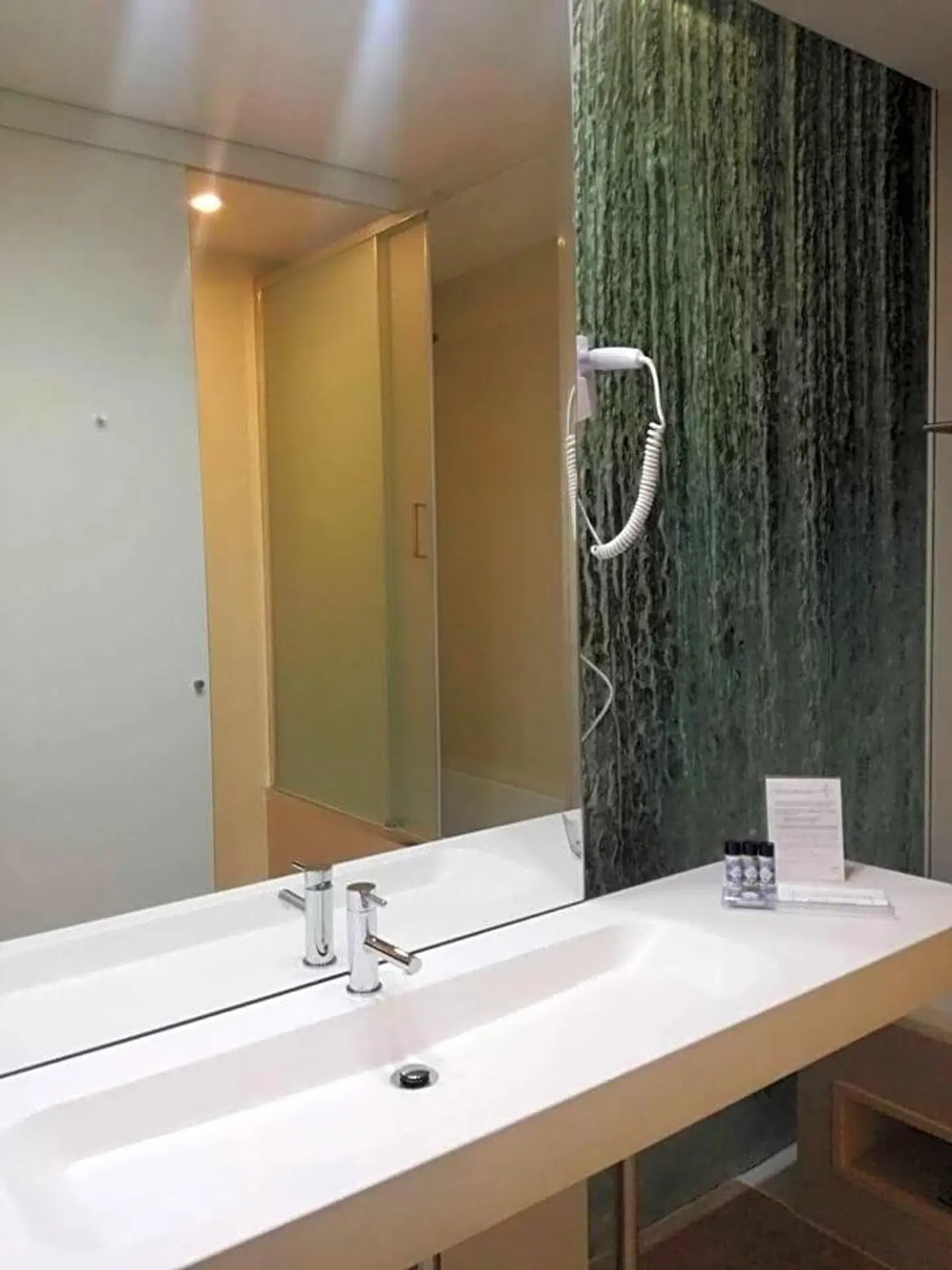 EMAJ Boutique Hotel Badezimmer