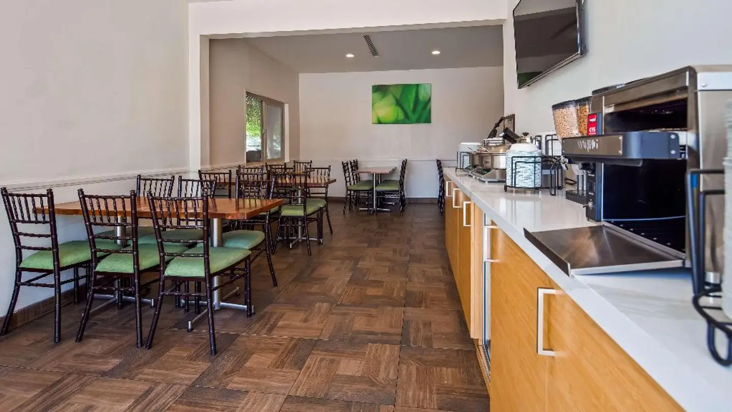 Best Western Plus Eagle Rock Inn Restaurant