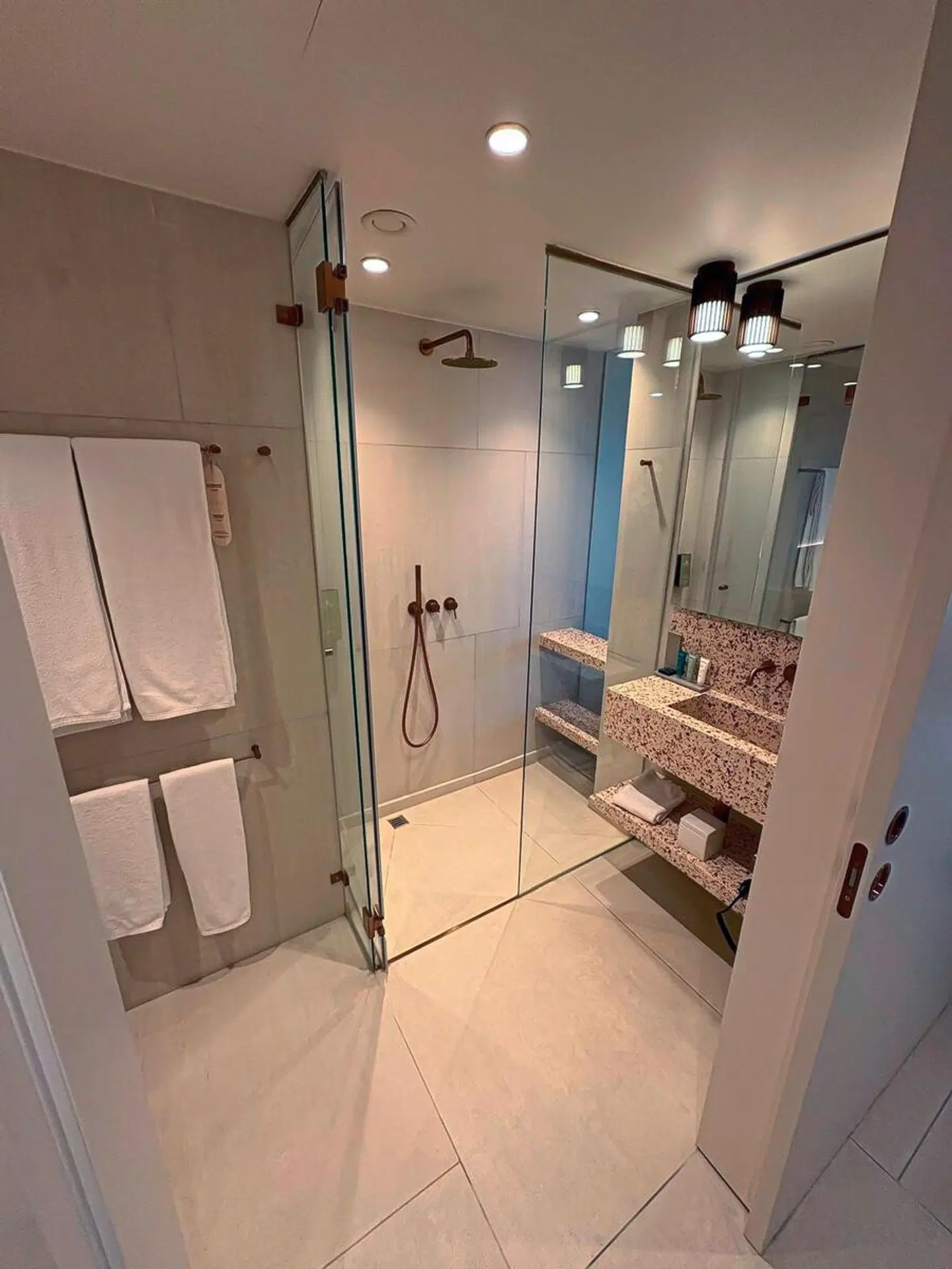 Ozadi Altura Beach Resort Badezimmer