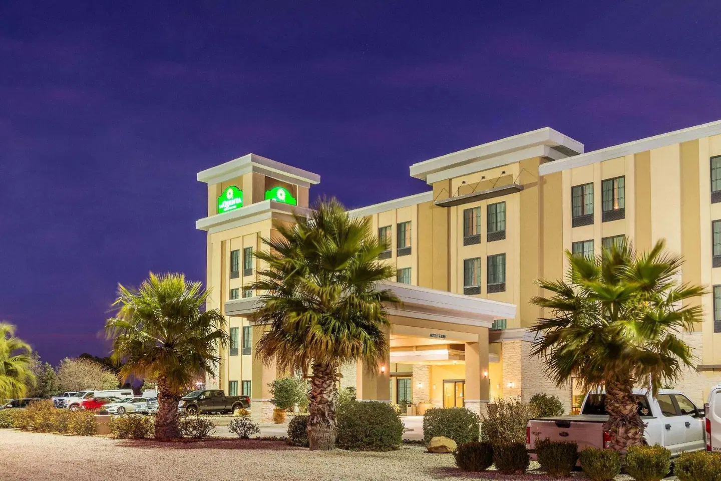 La Quinta Inn & Suites by Wyndham Carlsbad EXTERIOR
