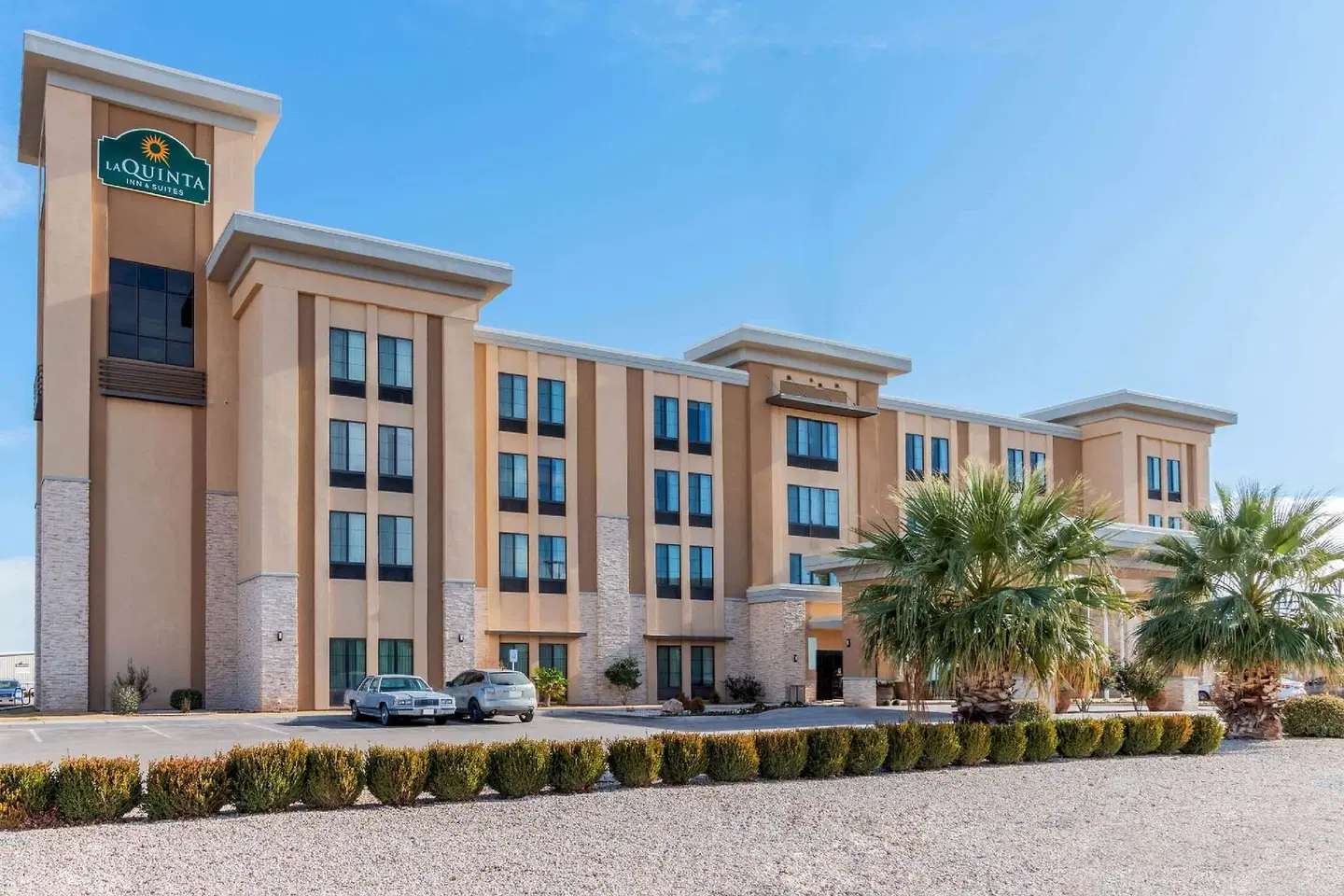 La Quinta Inn & Suites by Wyndham Carlsbad EXTERIOR