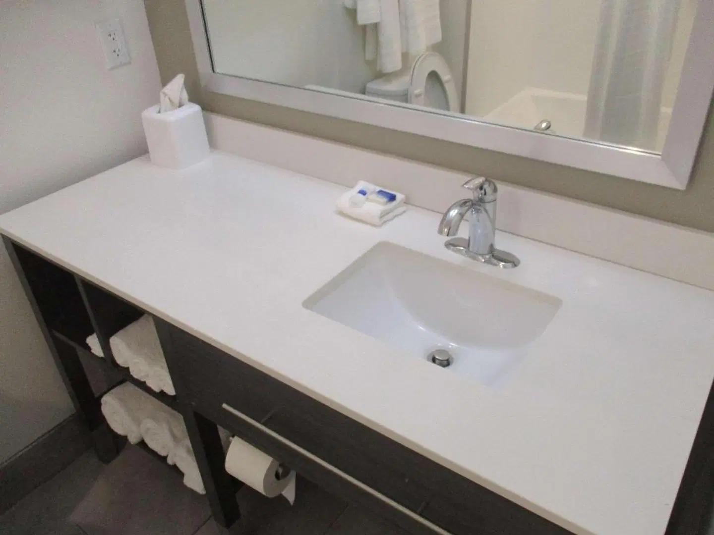 Best Western Plus Roland Inn & Suites Badezimmer