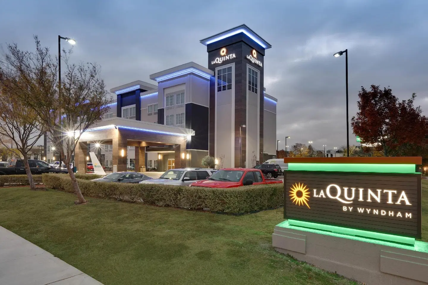 La Quinta Inn & Suites by Wyndham Dallas Love Field EXTERIOR