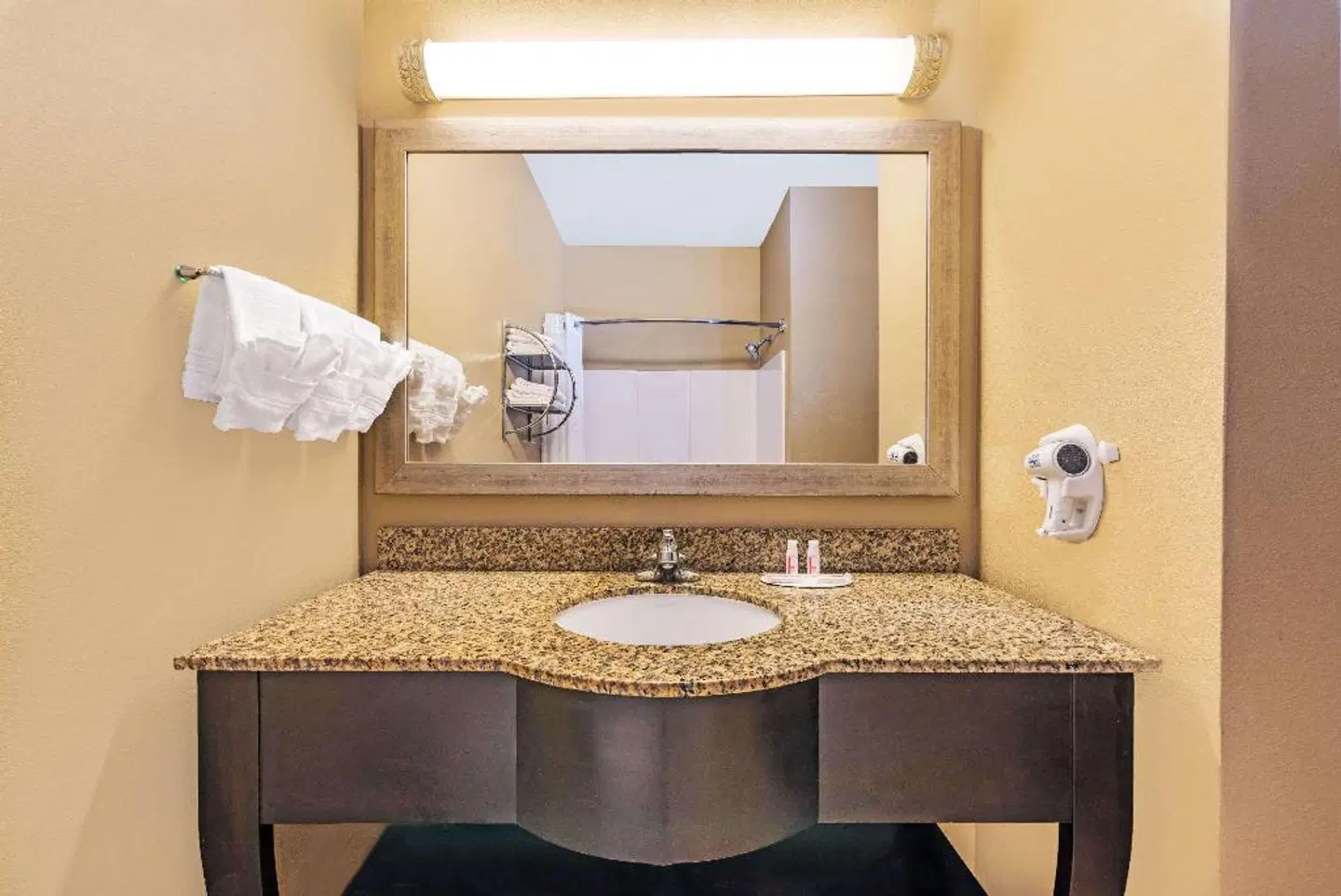 Days Inn by Wyndham Rockdale Texas Badezimmer