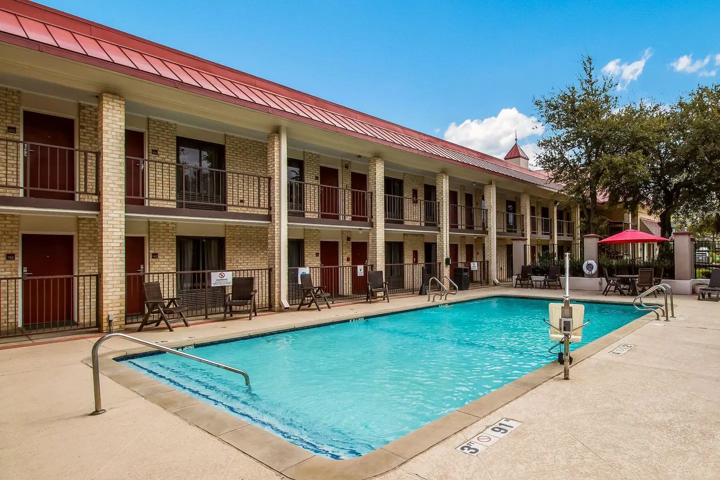 Red Roof Inn & Suites Addison EXTERIOR