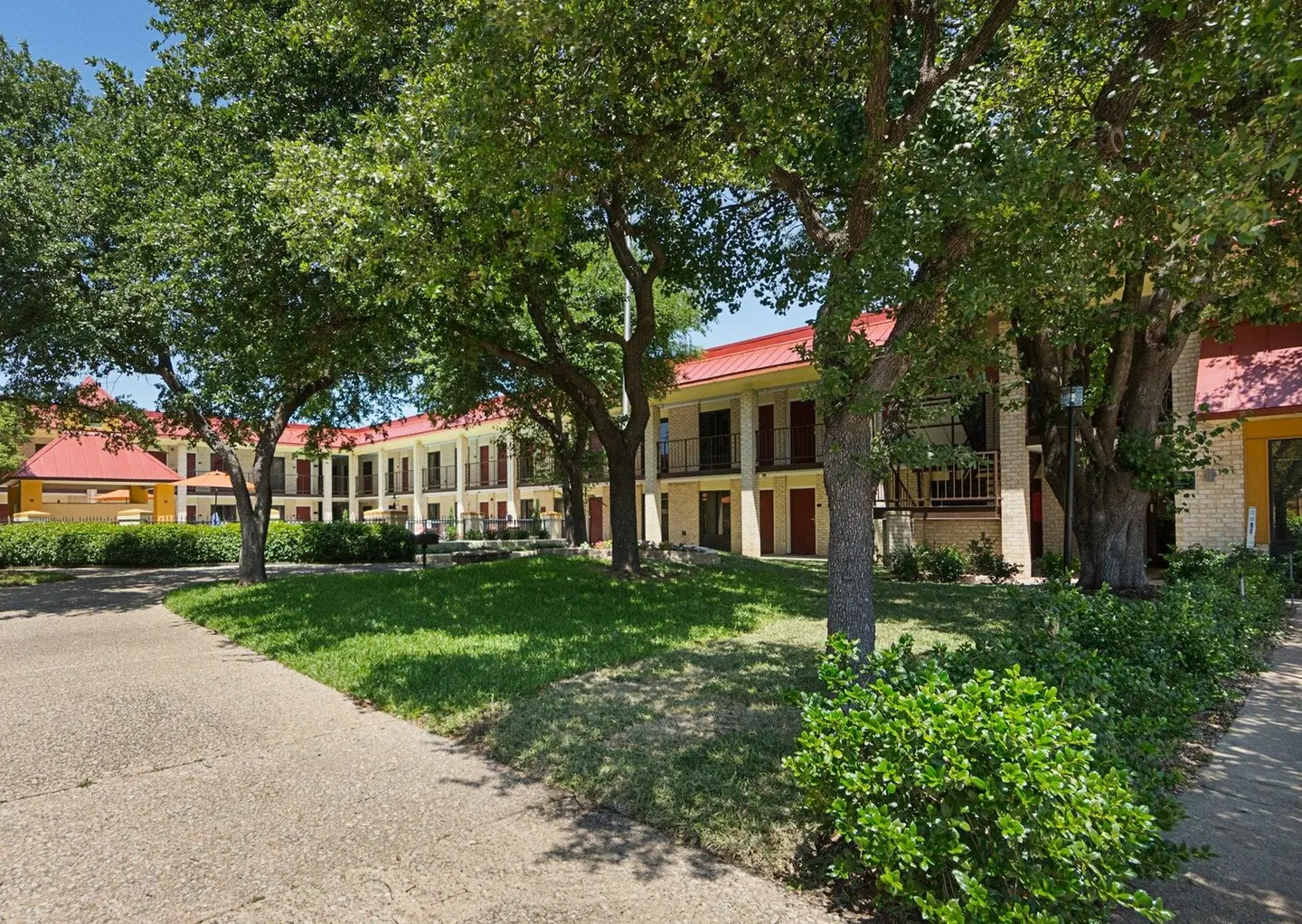 Red Roof Inn & Suites Addison Garten