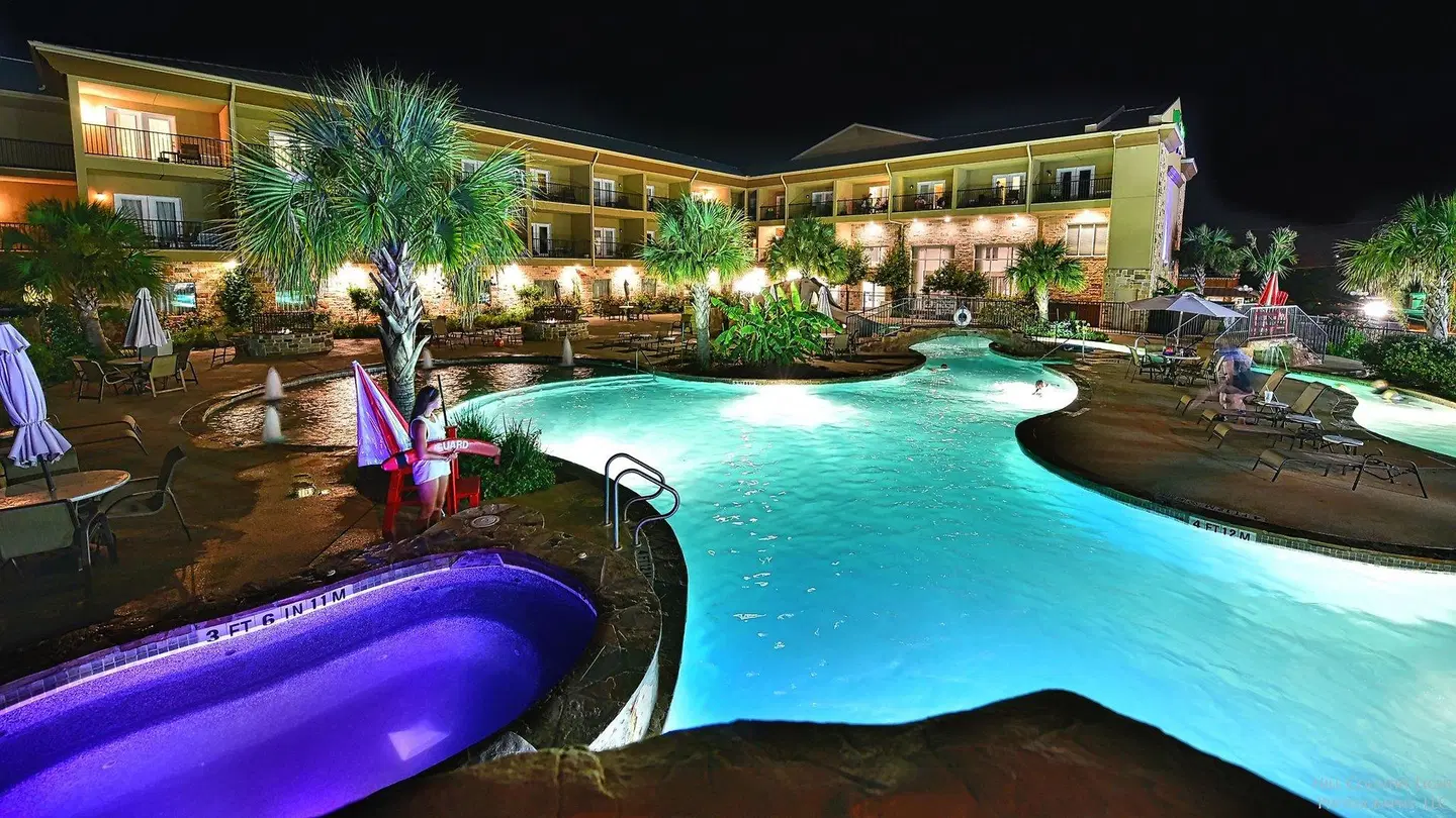 Holiday Inn Express & Suites Fredericksburg by IHG Hallenbad