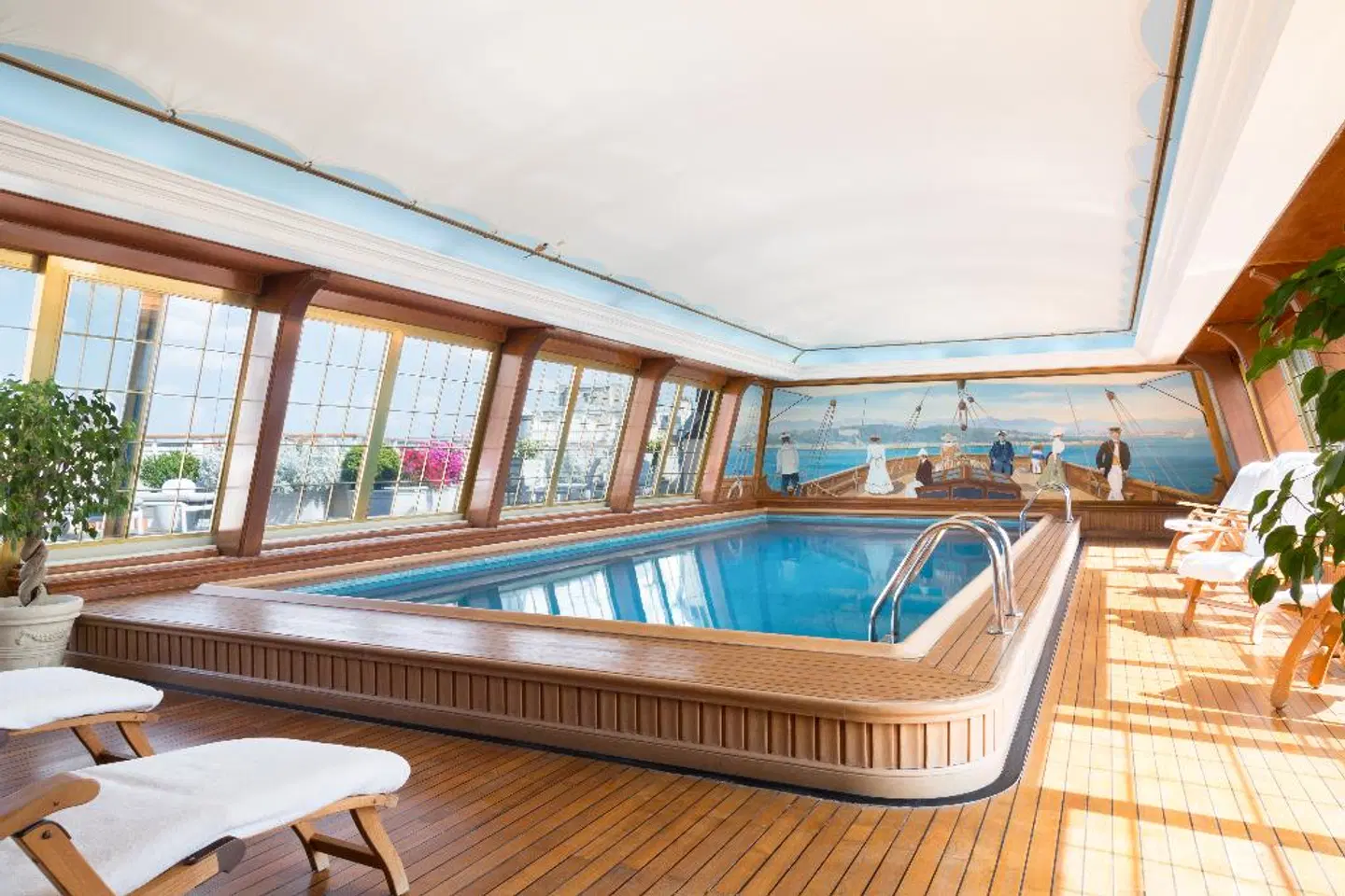 Le Bristol Paris Hallenbad