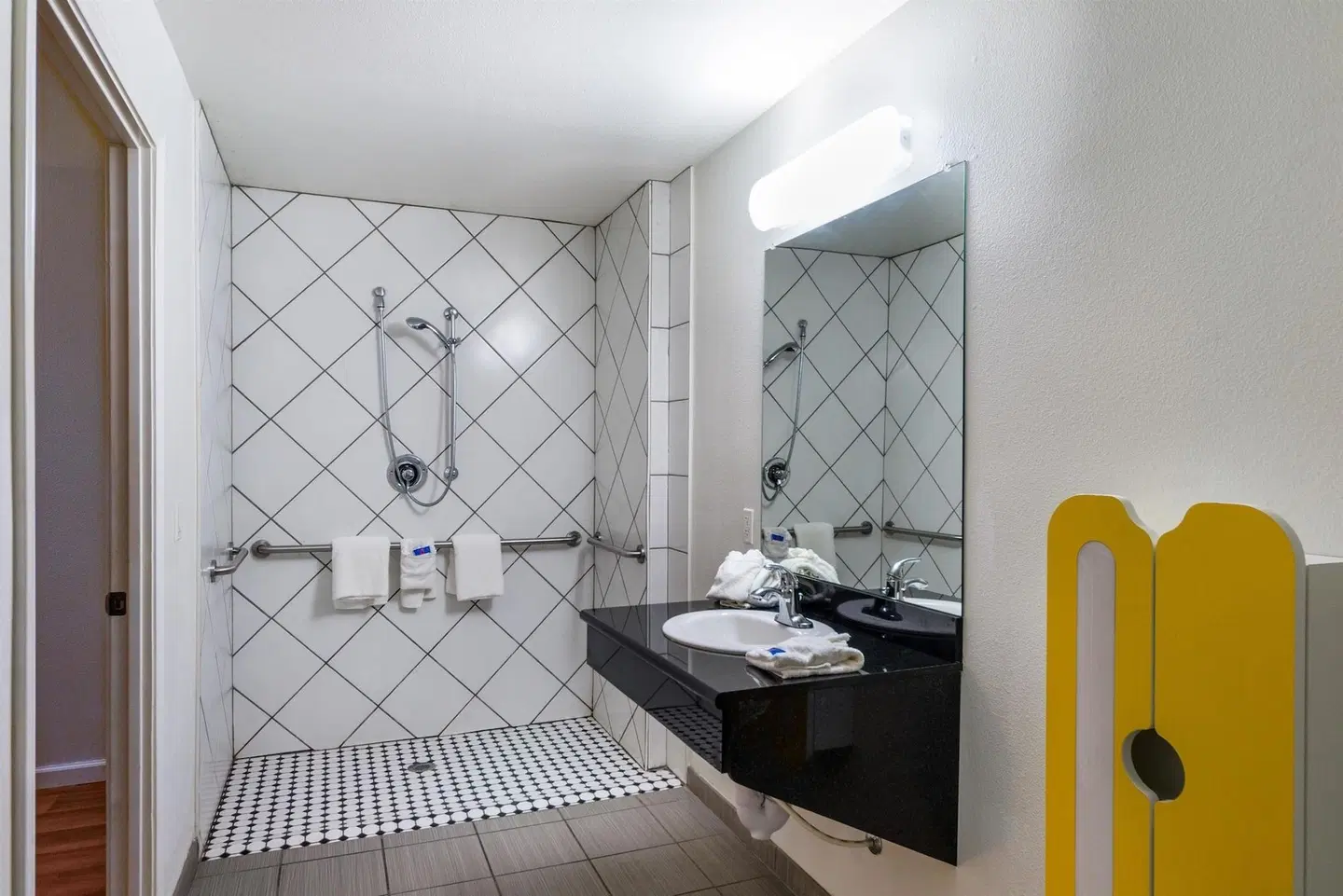 Studio 6 San Antonio, TX - Airport Badezimmer