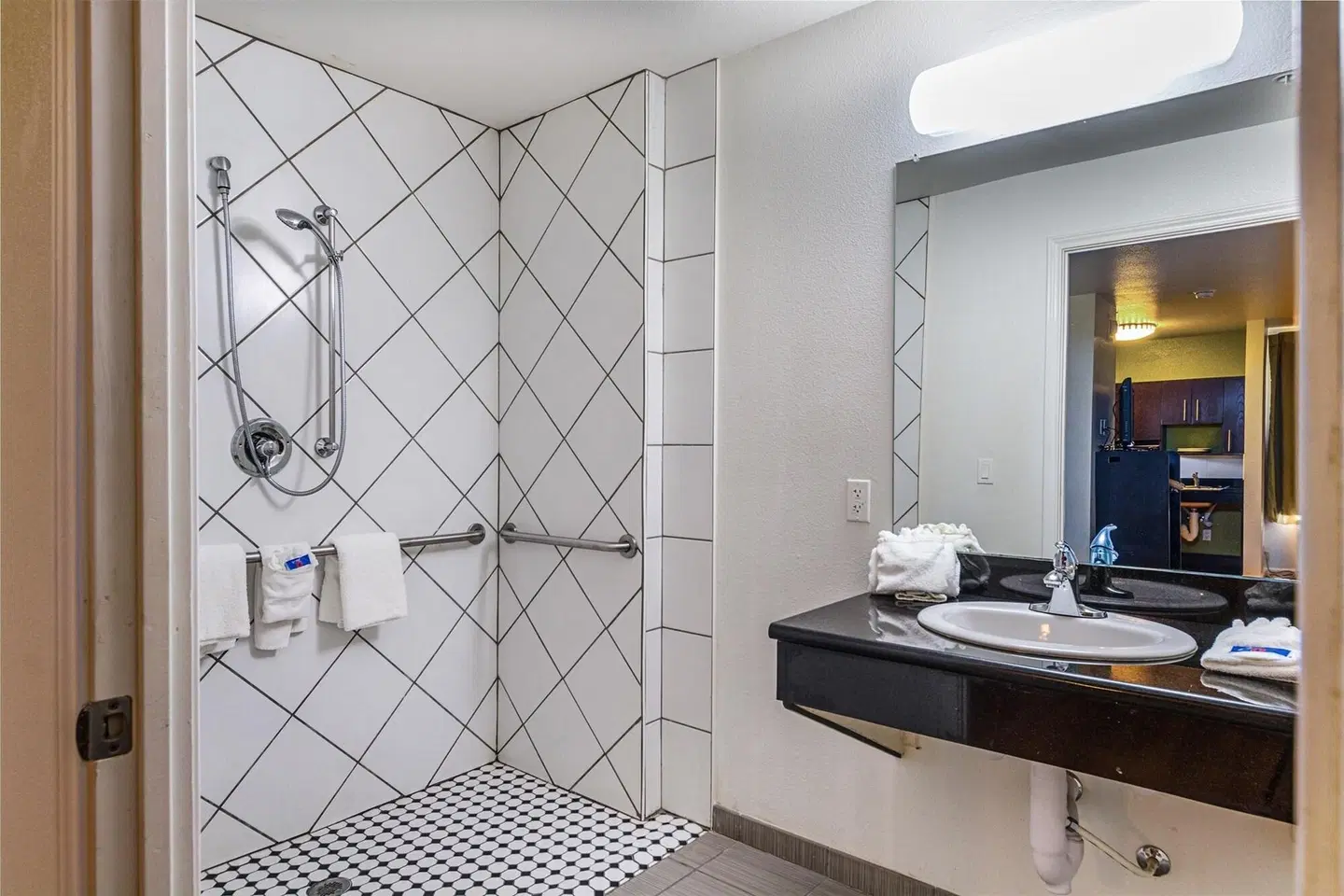 Studio 6 San Antonio, TX - Airport Badezimmer