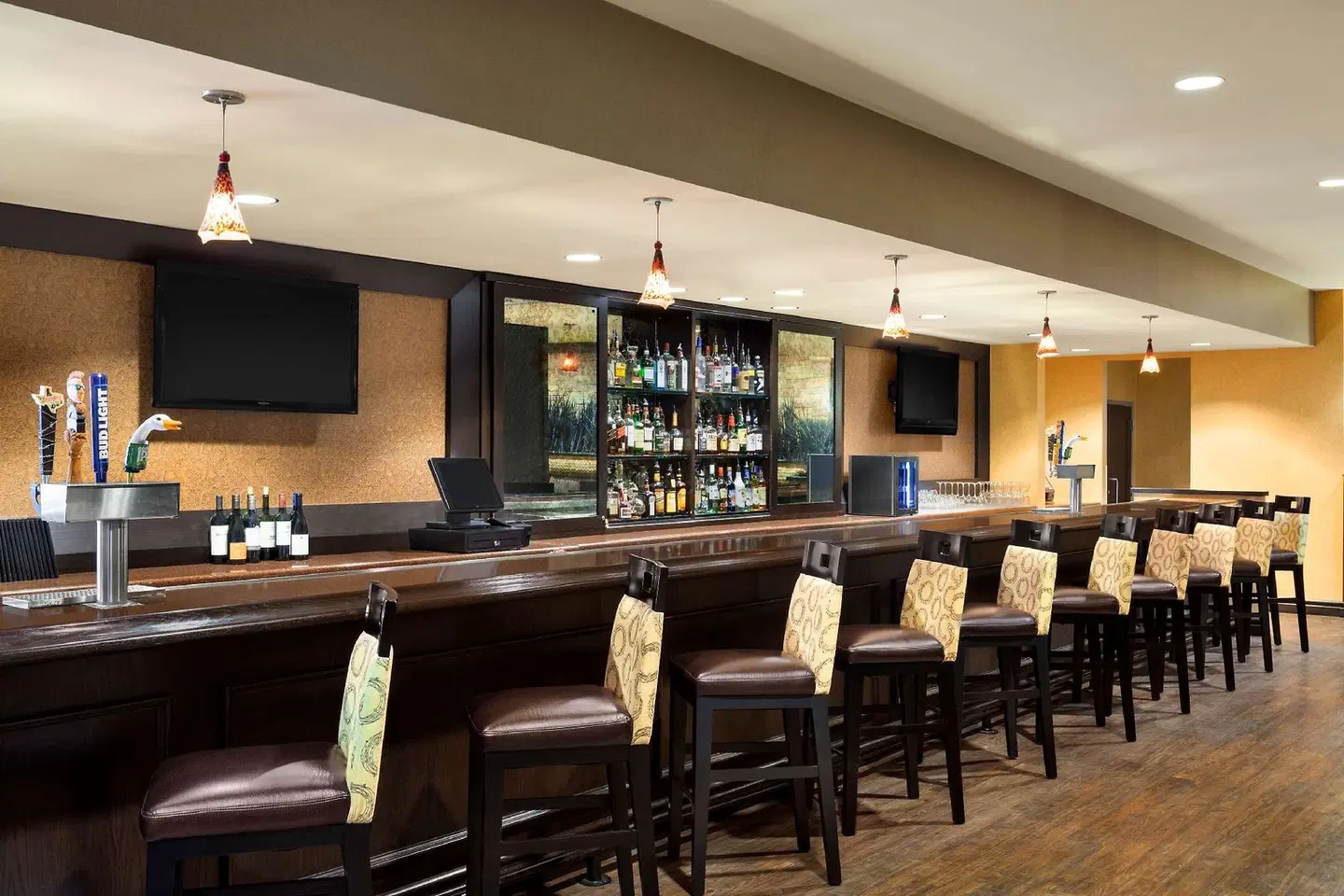 DoubleTree by Hilton DFW Airport North Bar