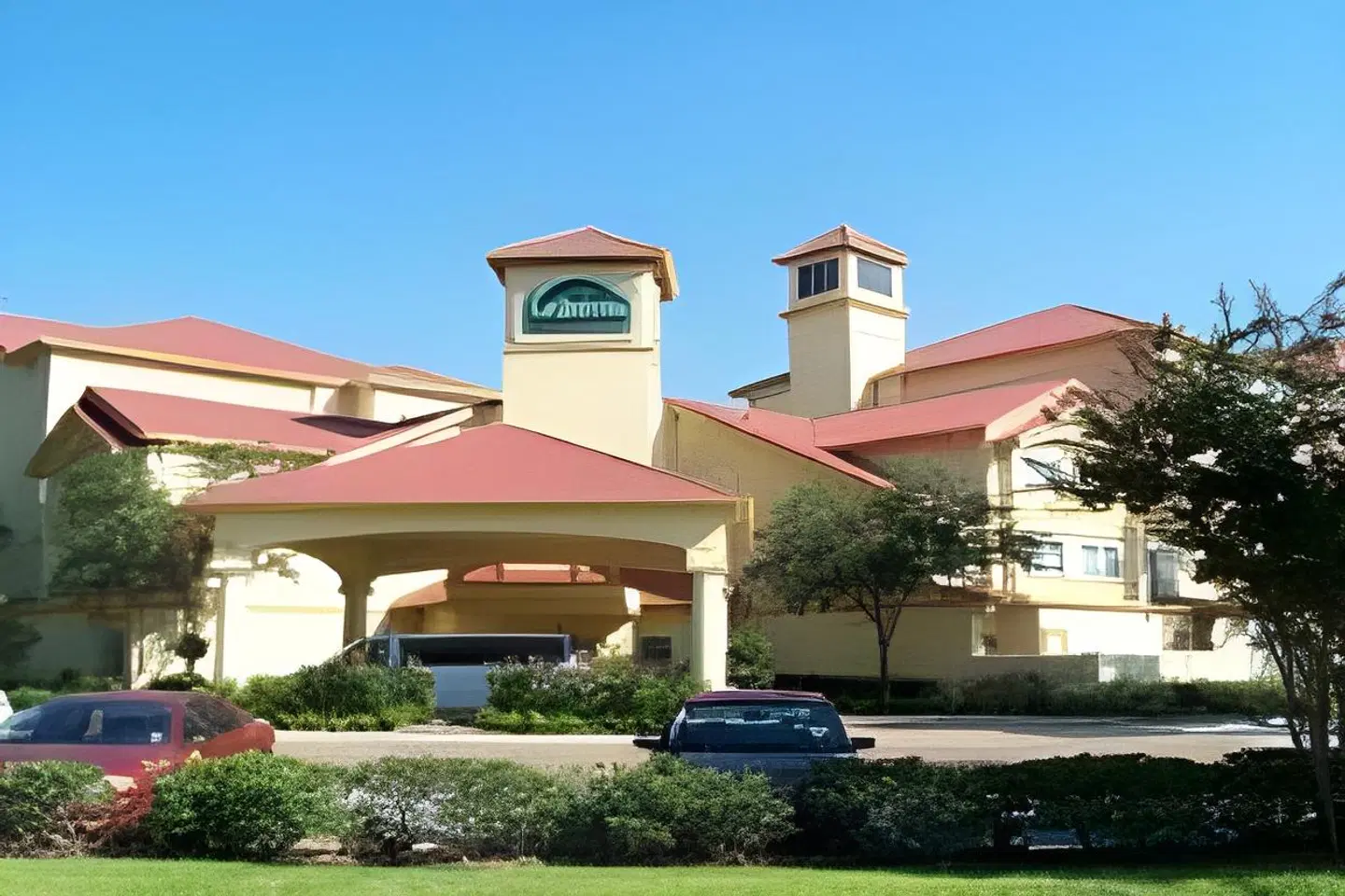 La Quinta Inn and Suites Houston Bush IAH South EXTERIOR