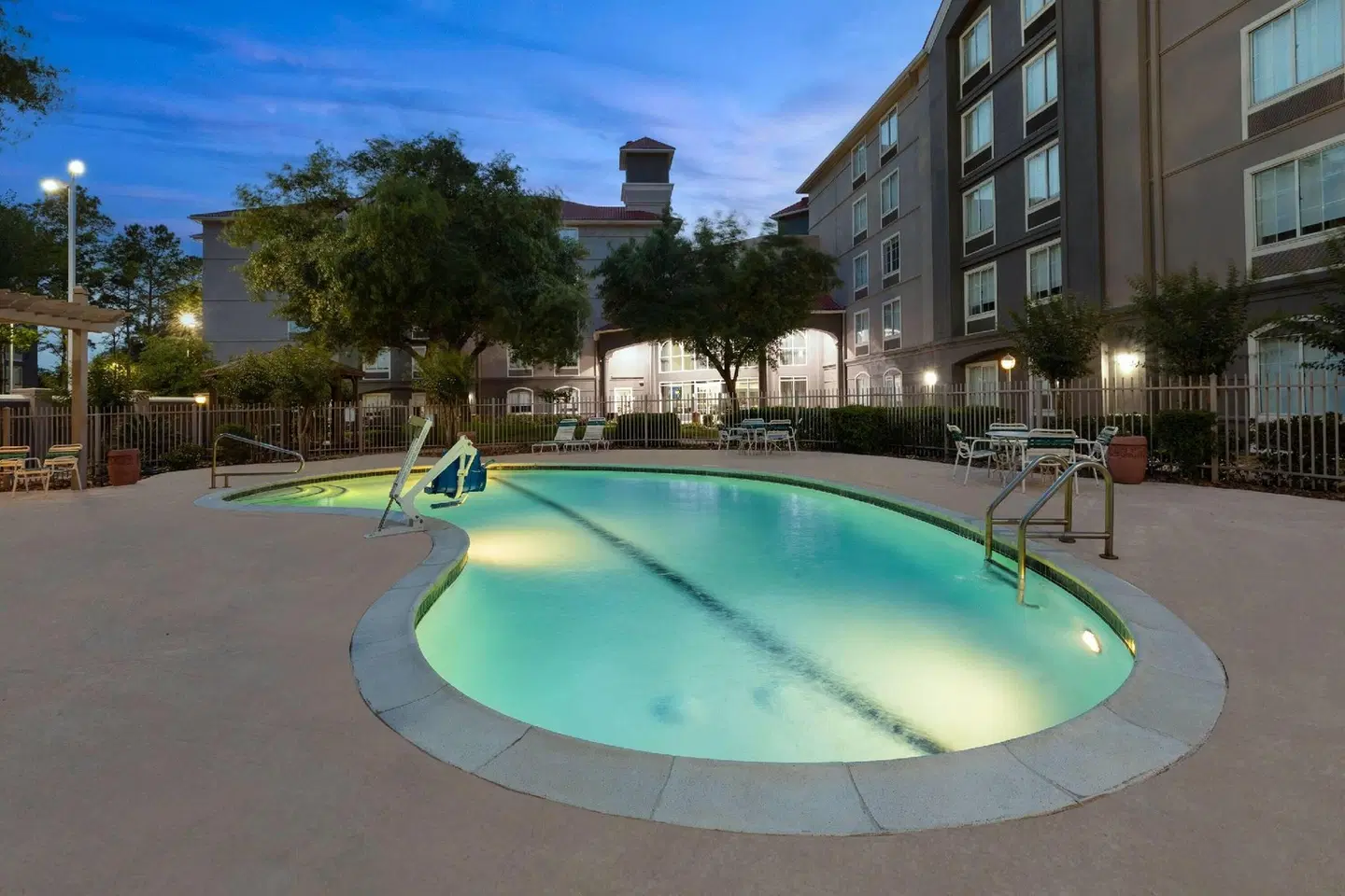 La Quinta Inn and Suites Houston Bush IAH South OUTDOOR_POOL