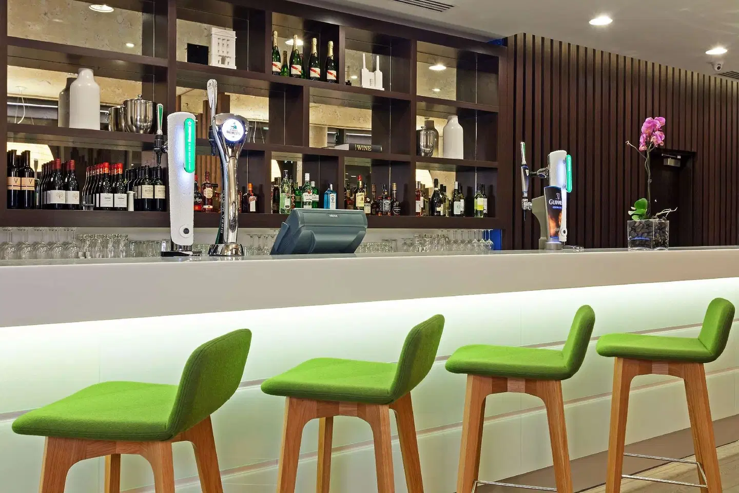 Hampton by Hilton London Waterloo Bar