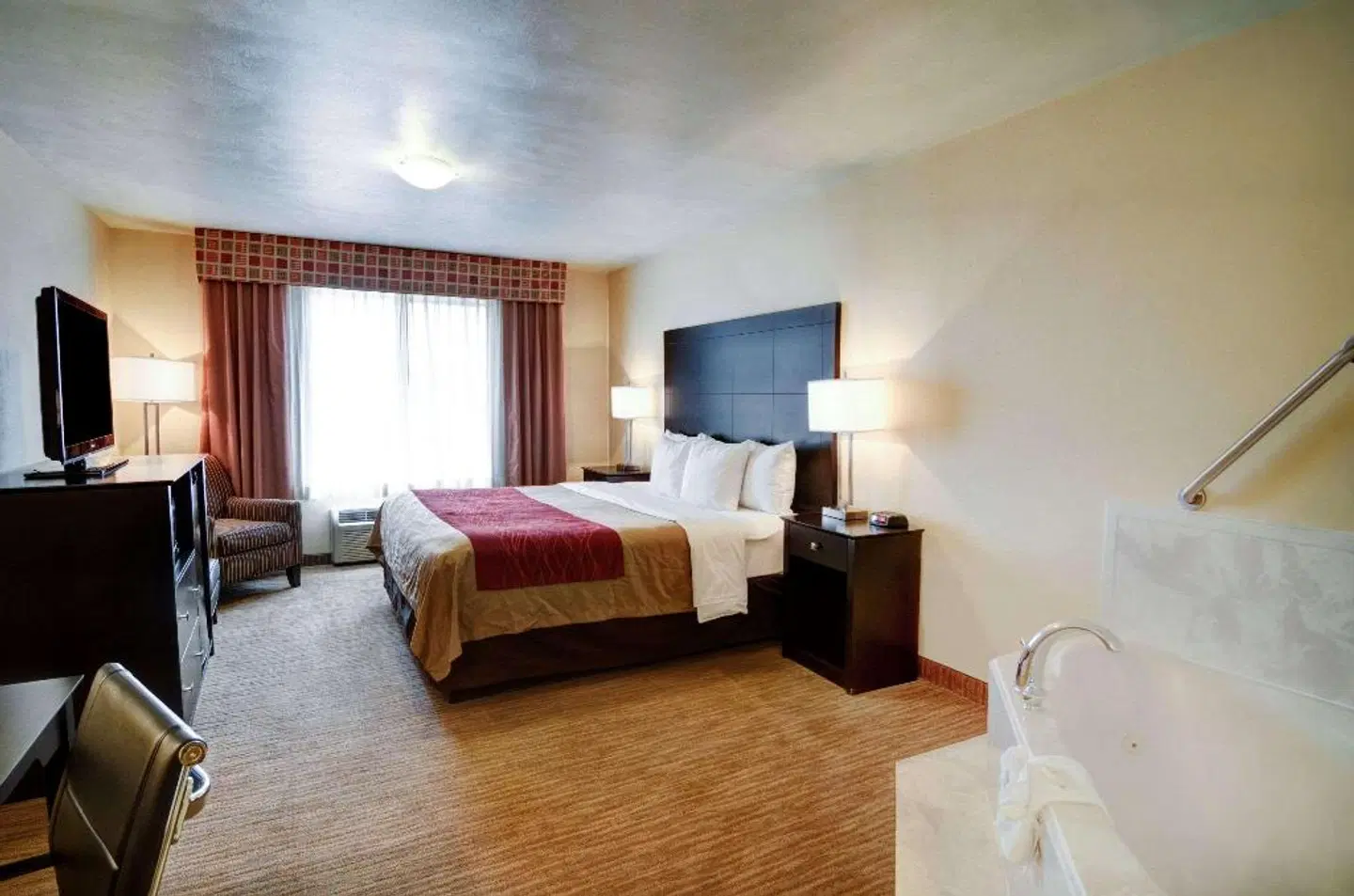 Comfort Inn & Suites ROOM_EXAMPLE