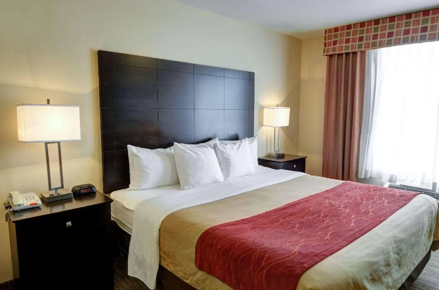 Comfort Inn & Suites ROOM_EXAMPLE