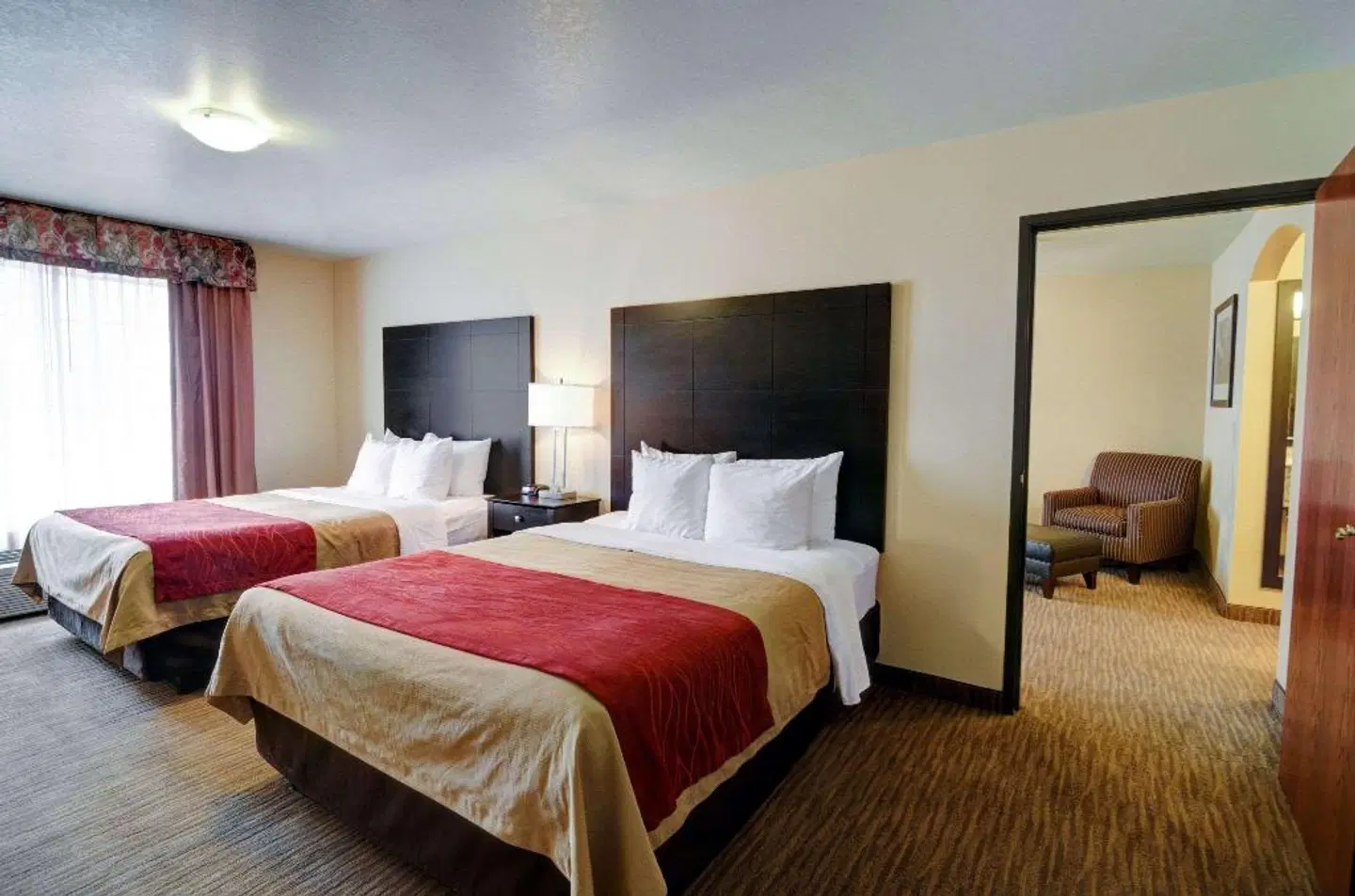 Comfort Inn & Suites ROOM_EXAMPLE