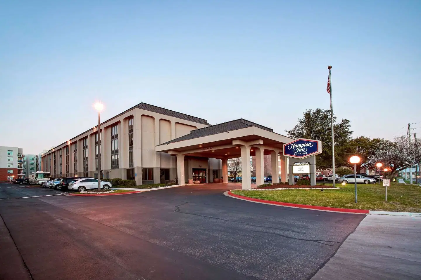 Hampton Inn College Station EXTERIOR