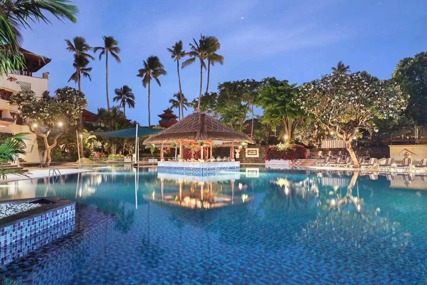 Nusa Dua Beach Hotel & Spa OUTDOOR_POOL