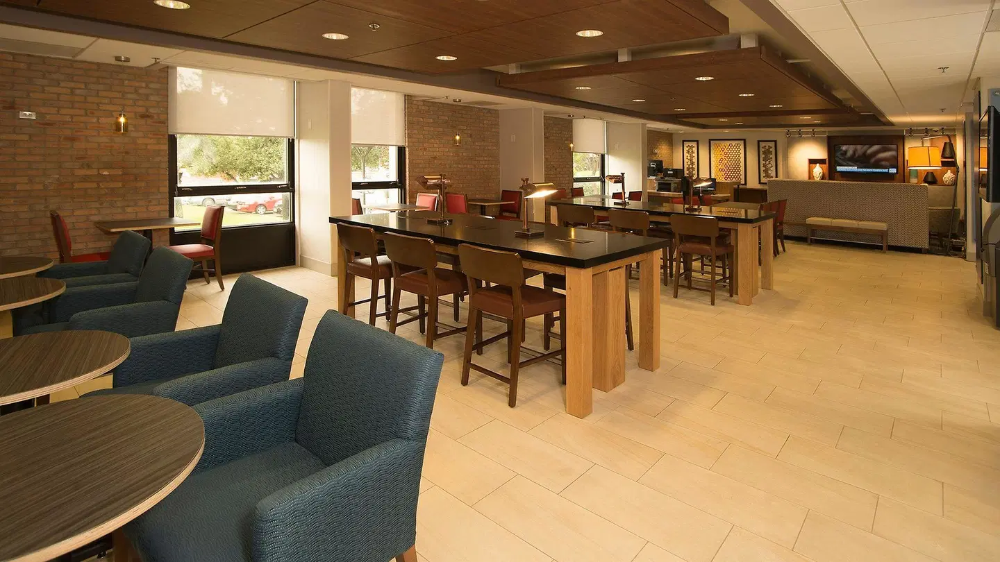 Holiday Inn Express San Antonio-Airport by IHG Bar