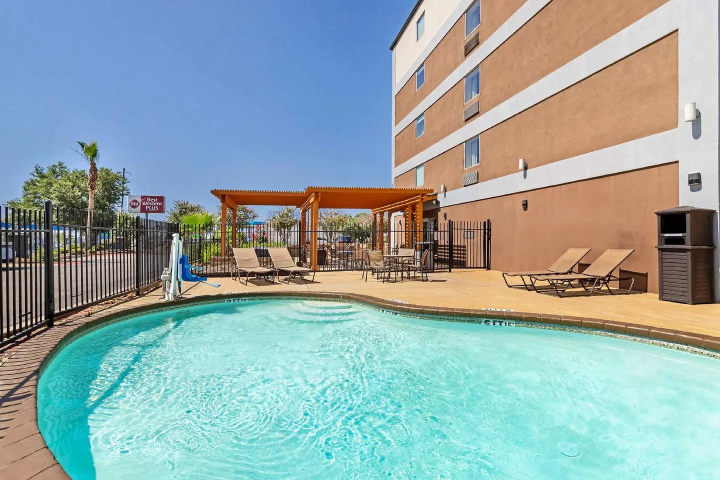 Best Western Plus Downtown North OUTDOOR_POOL