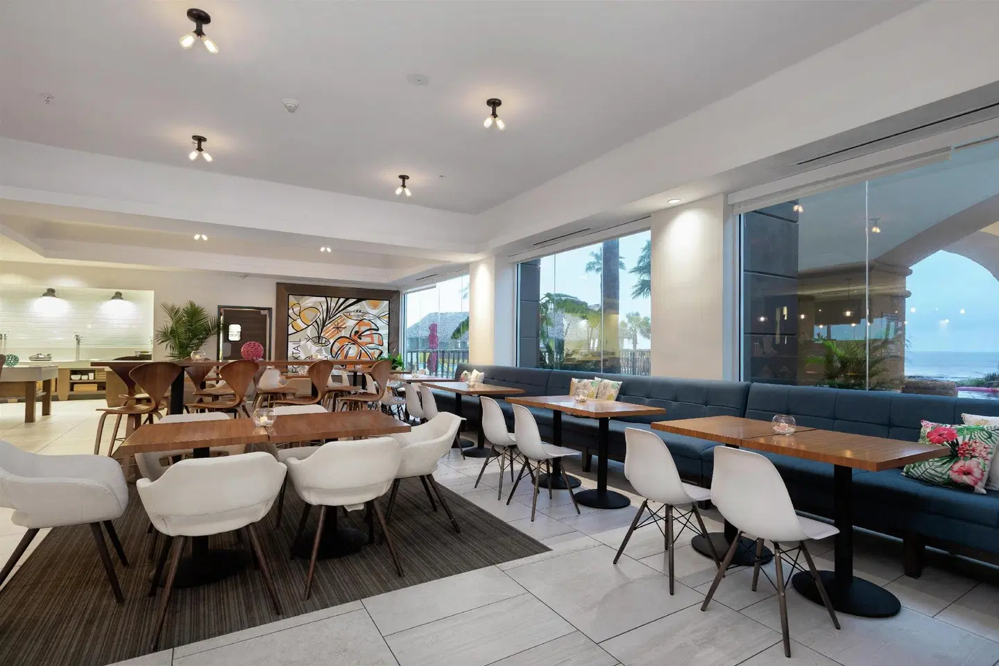 DoubleTree by Hilton Galveston Beach Bar