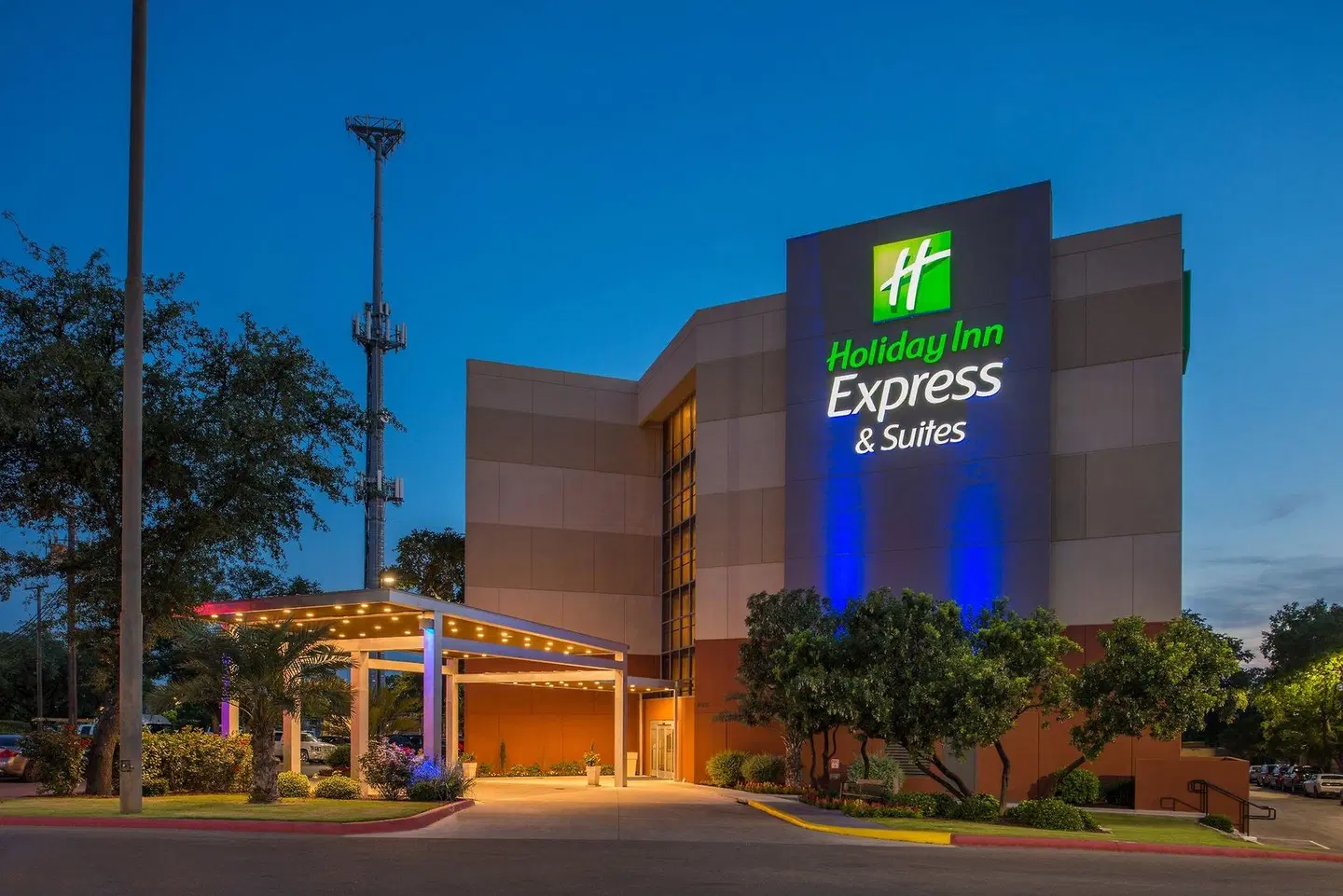 Holiday Inn Express and Suites San Antonio EXTERIOR