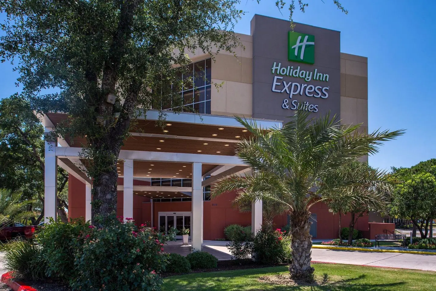 Holiday Inn Express and Suites San Antonio EXTERIOR