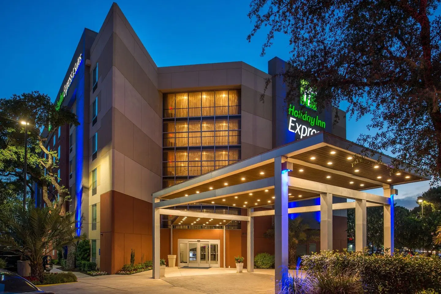 Holiday Inn Express and Suites San Antonio EXTERIOR