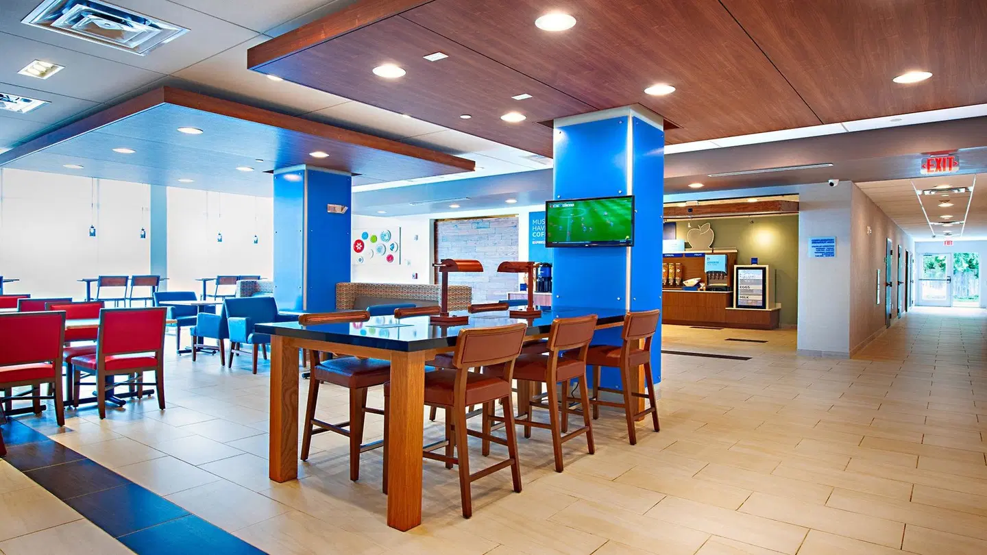 Holiday Inn Express & Suites Houston Southwest Galleria Area Bar