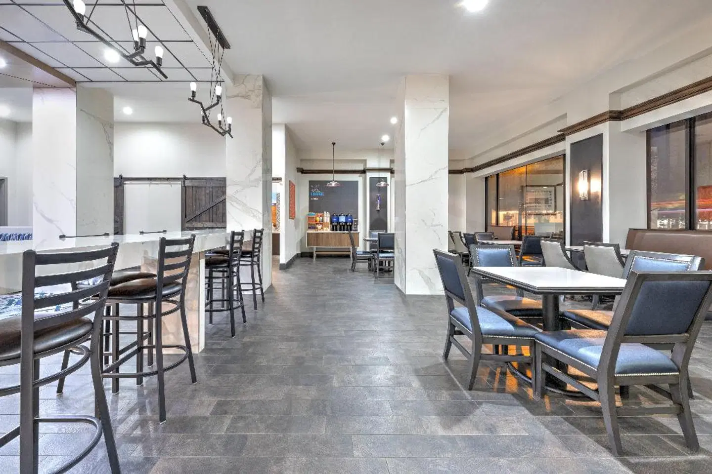 Holiday Inn Express Dallas Downtown by IHG Bar