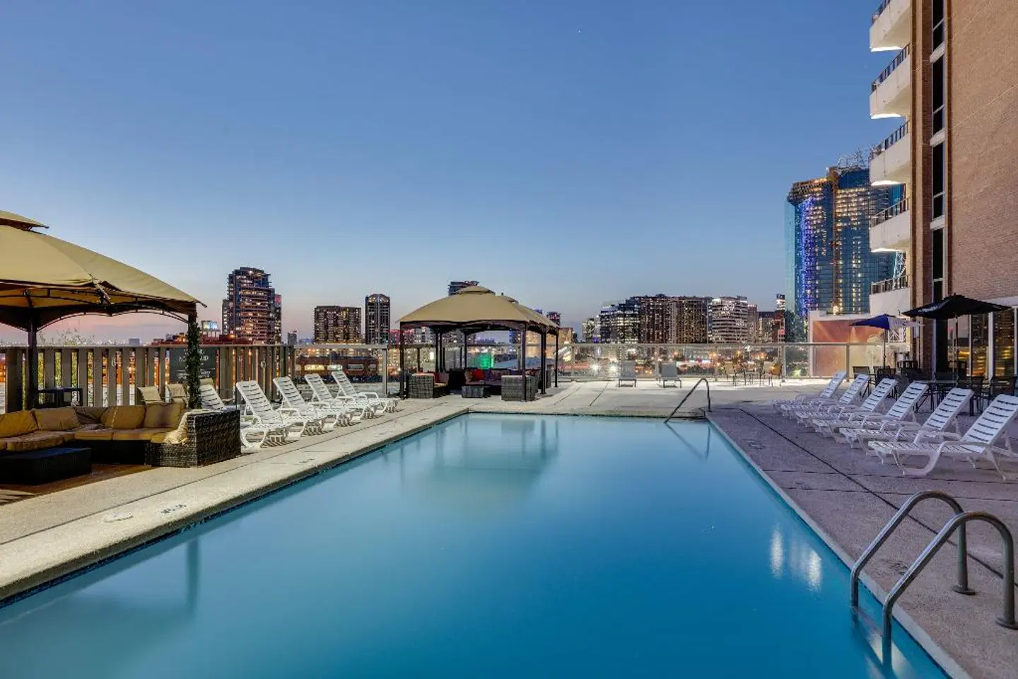 Crowne Plaza Hotel Dallas Downtown by IHG OUTDOOR_POOL