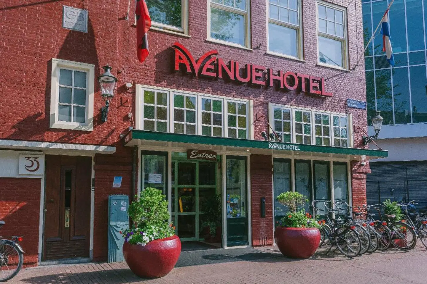Avenue EXTERIOR
