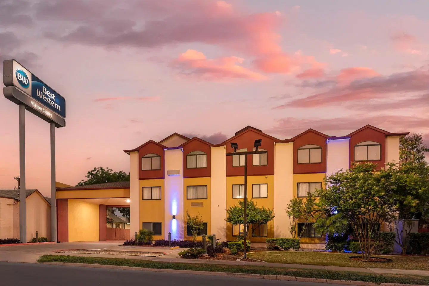 Best Western Alamo Suites EXTERIOR