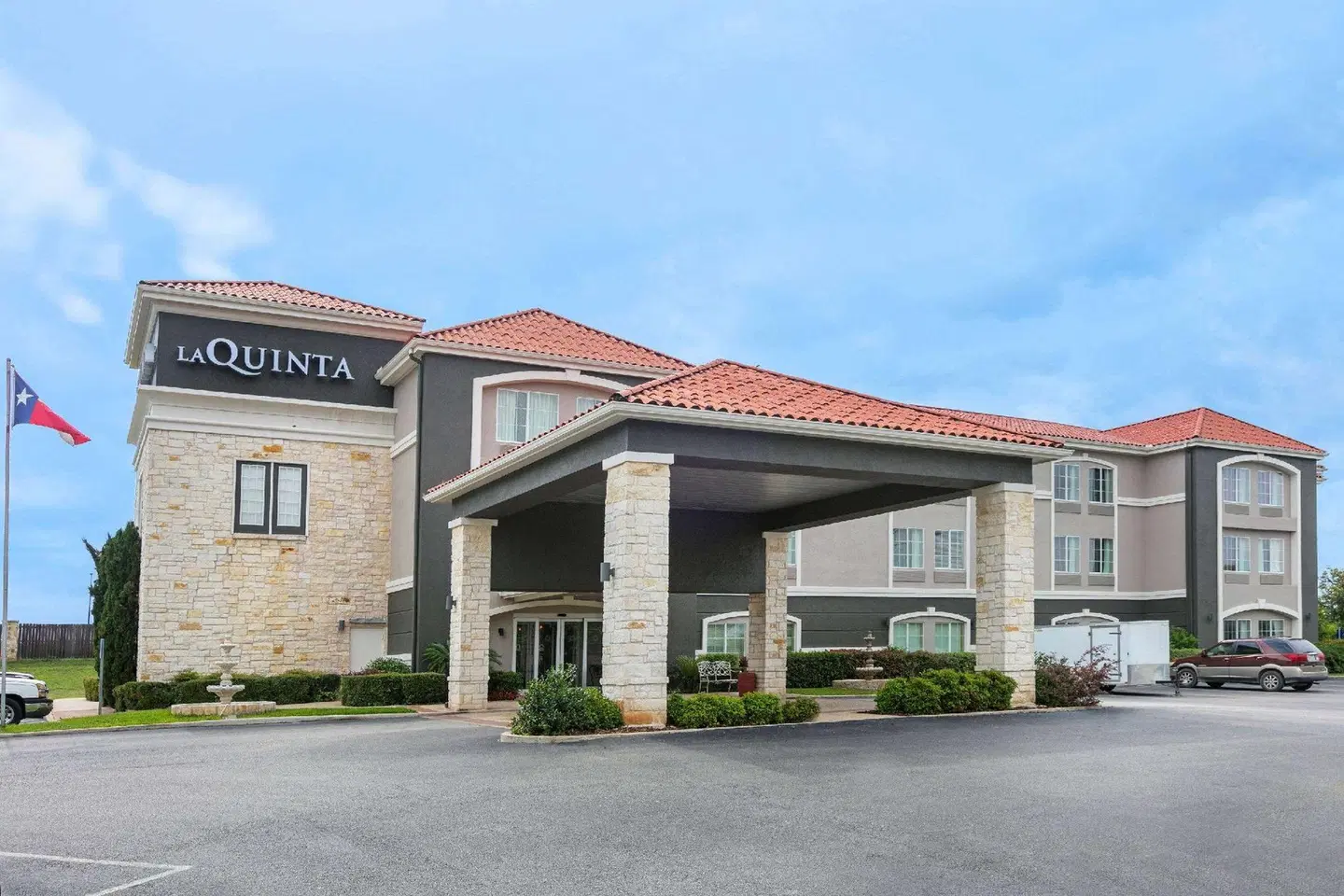 La Quinta Inn & Suites by Wyndham Fredericksburg EXTERIOR