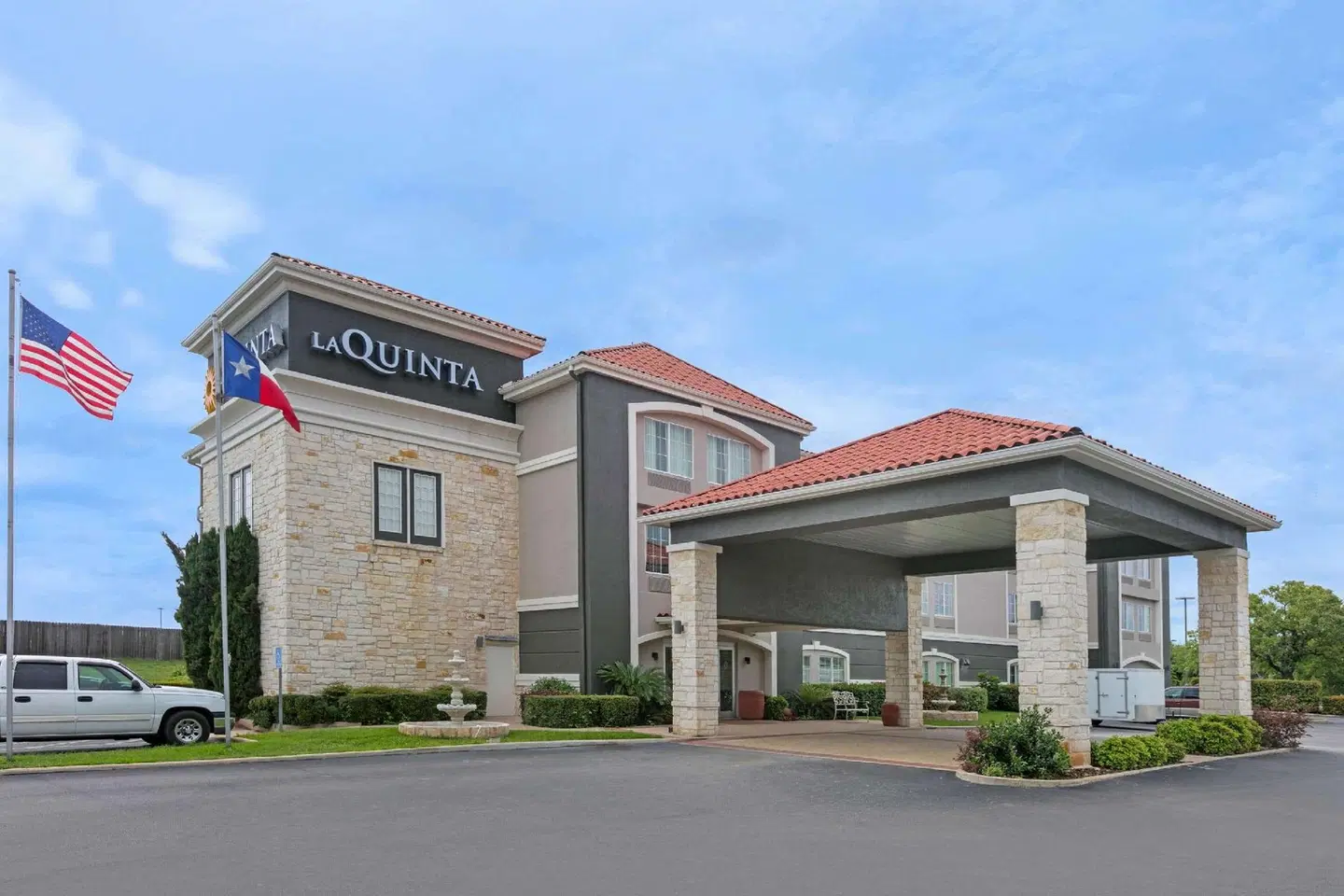 La Quinta Inn & Suites by Wyndham Fredericksburg EXTERIOR