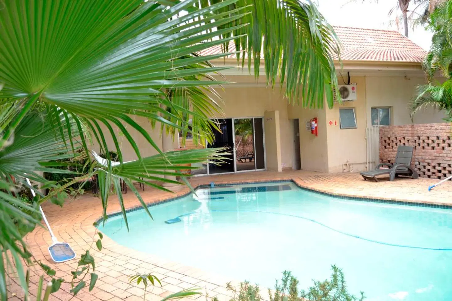 Ya Rena Guest House OUTDOOR_POOL
