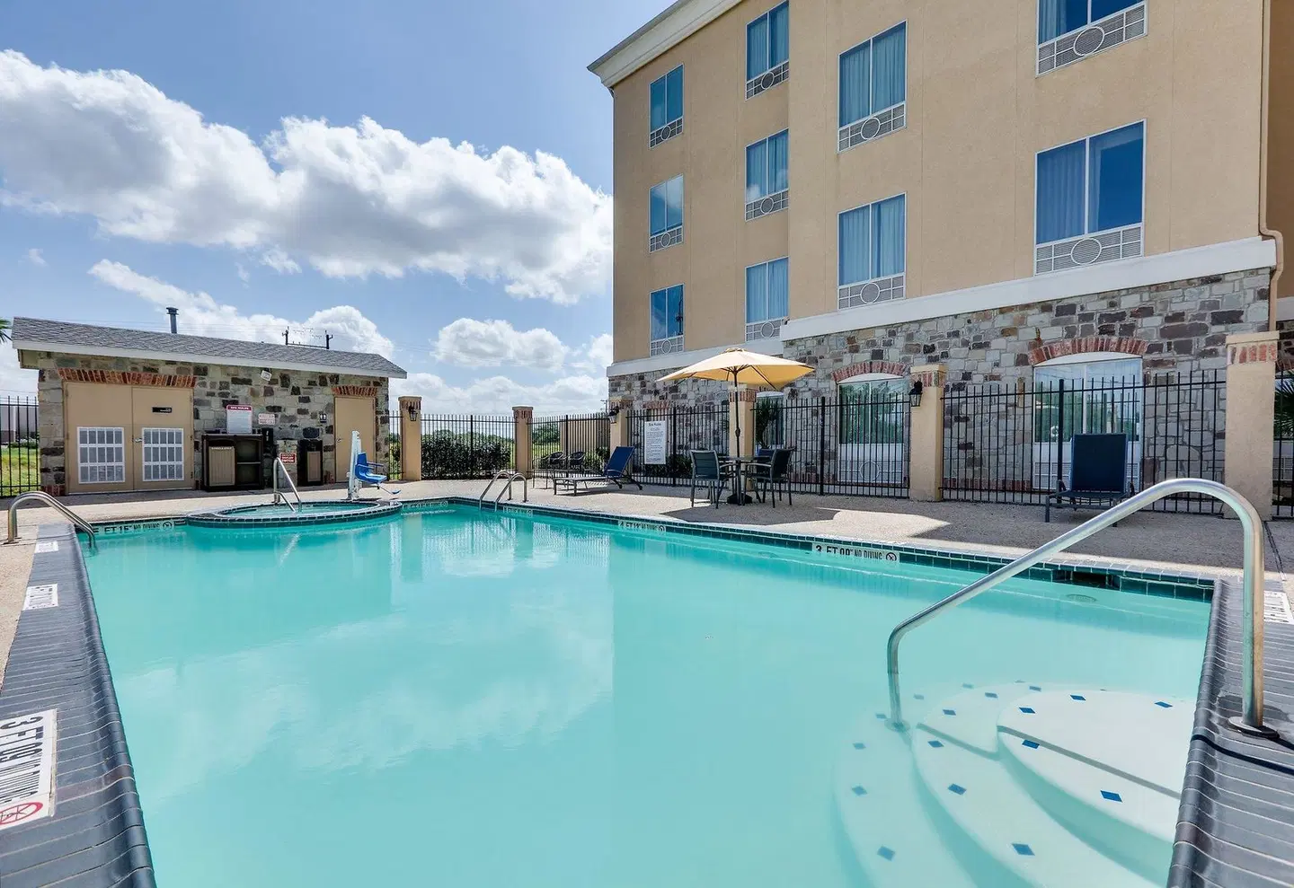 Holiday Inn Express & Suites San Antonio - Brooks City Base by IHG OUTDOOR_POOL