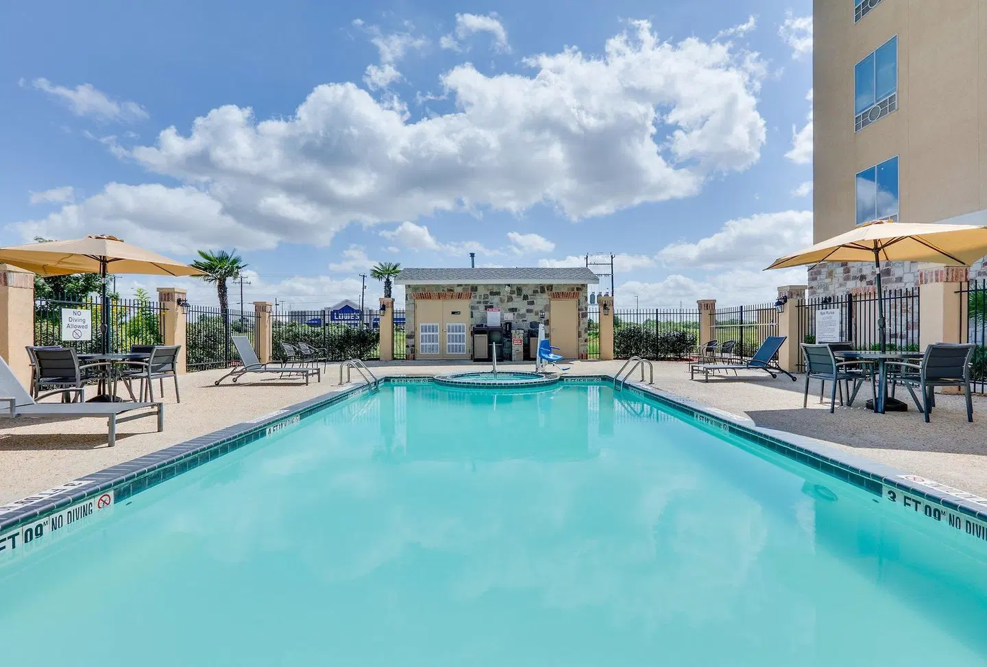 Holiday Inn Express & Suites San Antonio - Brooks City Base by IHG OUTDOOR_POOL