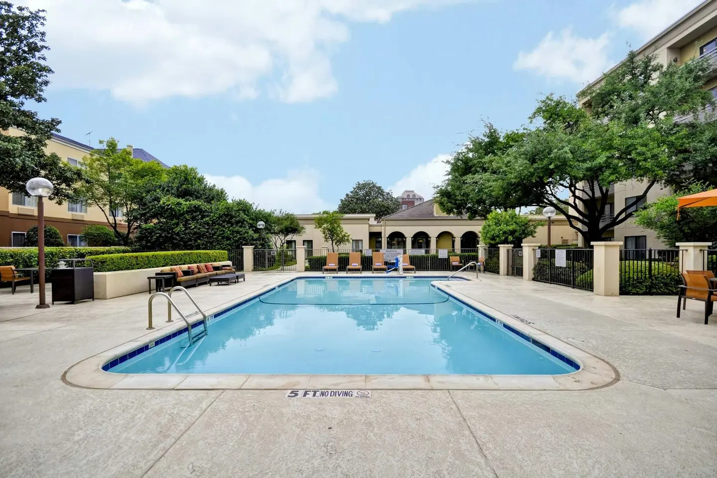 Courtyard by Marriott Dallas Medical/Market Center OUTDOOR_POOL