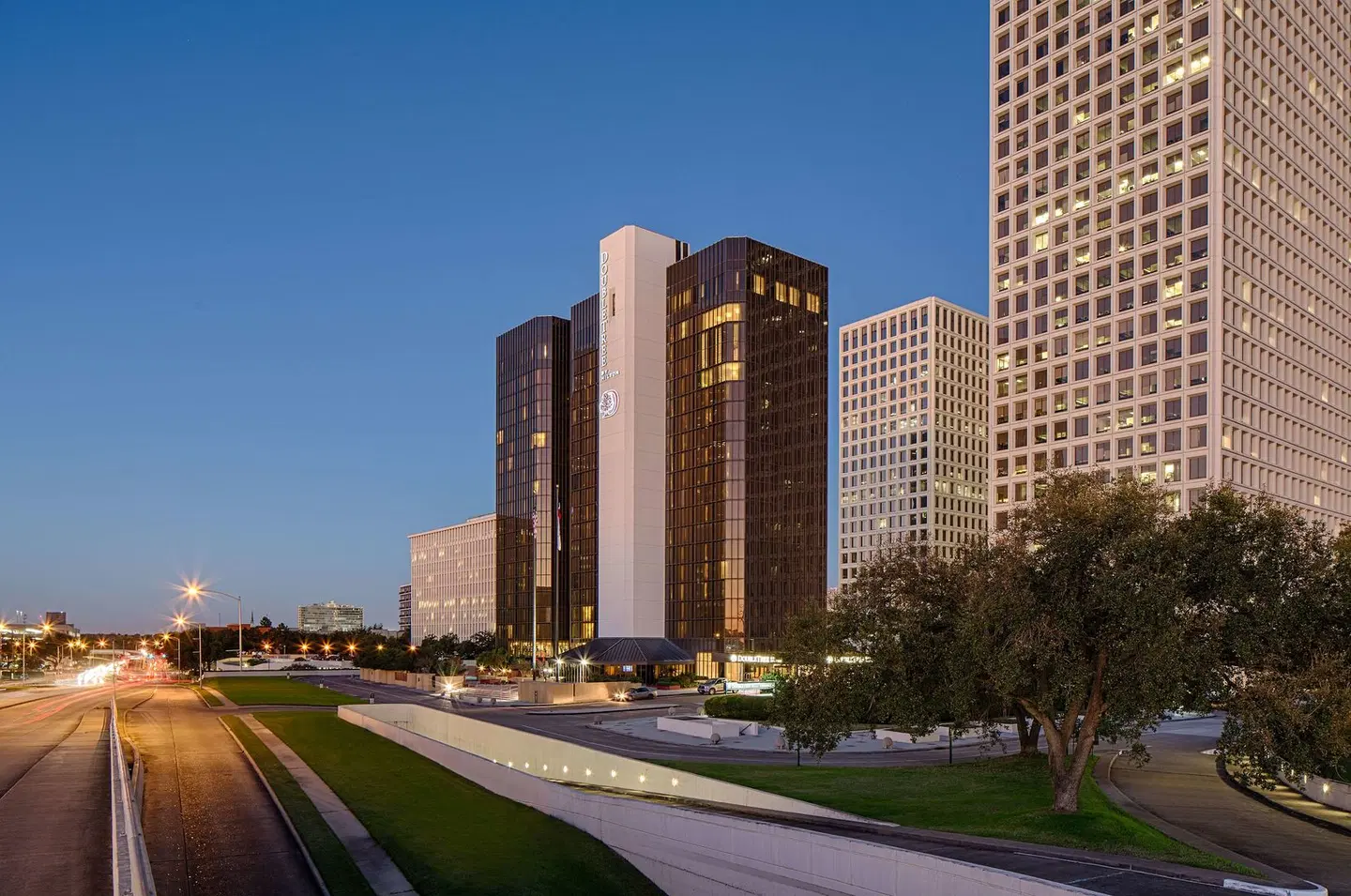 DoubleTree by Hilton Hotel Houston Greenway Plaza EXTERIOR