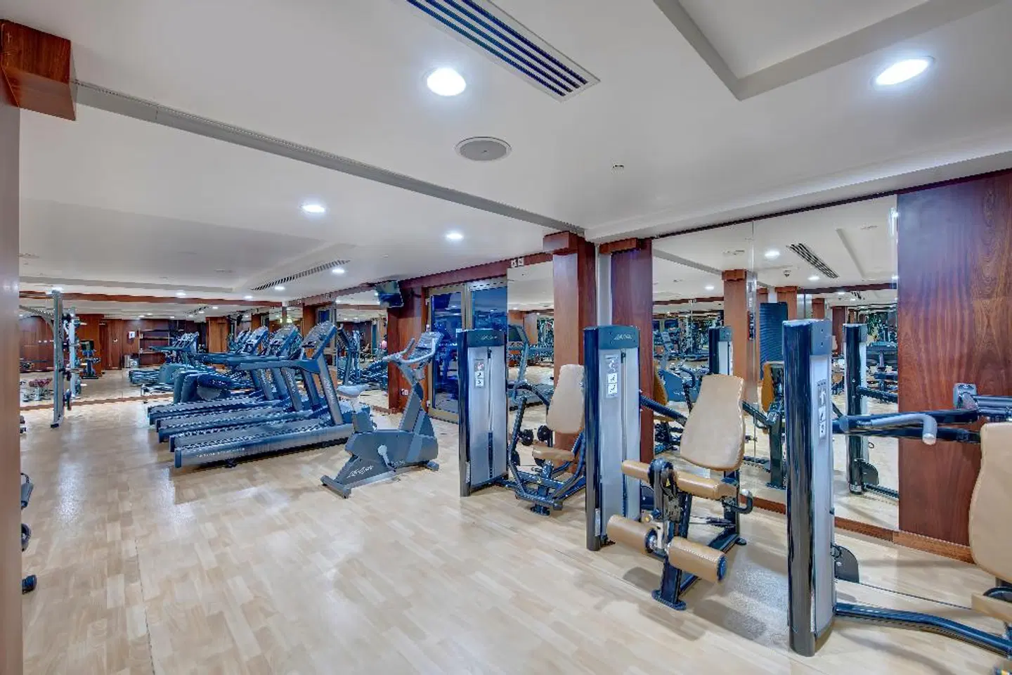 Metropolitan Hotel Dubai SPORTS_AND_LEISURE