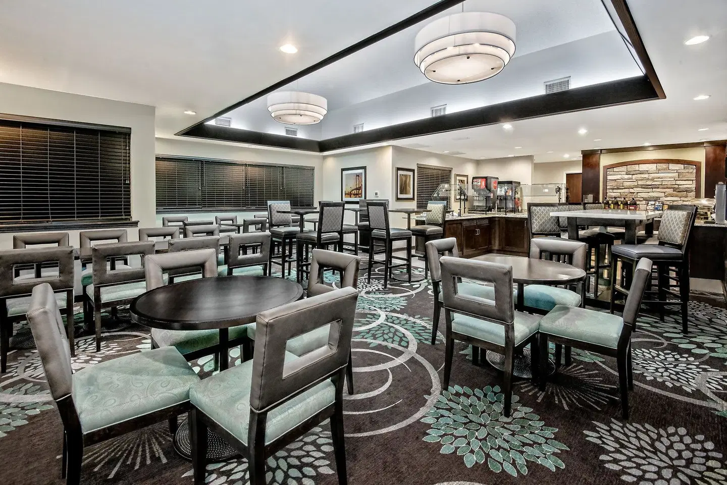 Staybridge Suites Lubbock by IHG Bar
