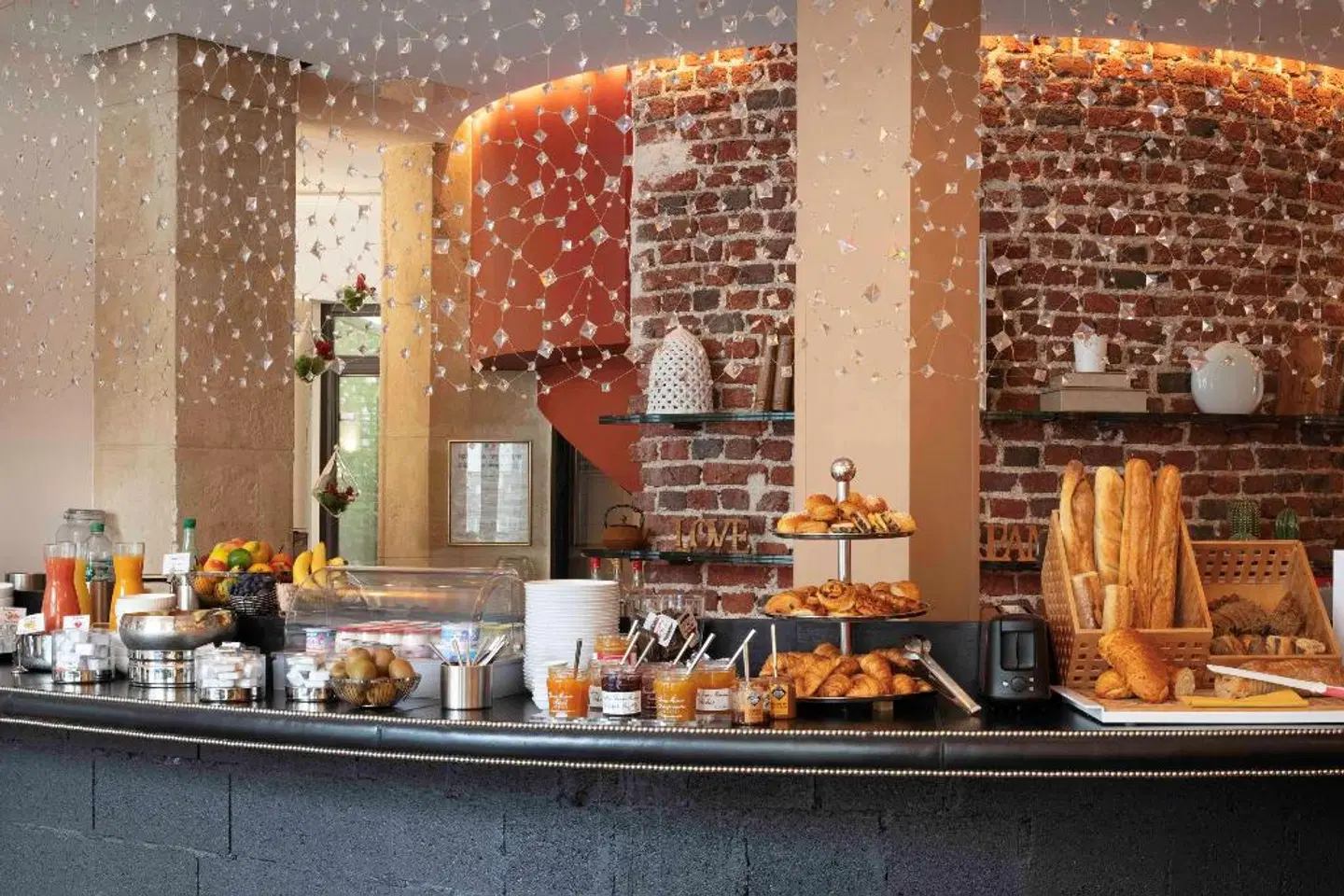 Le 123 Elysees Restaurant