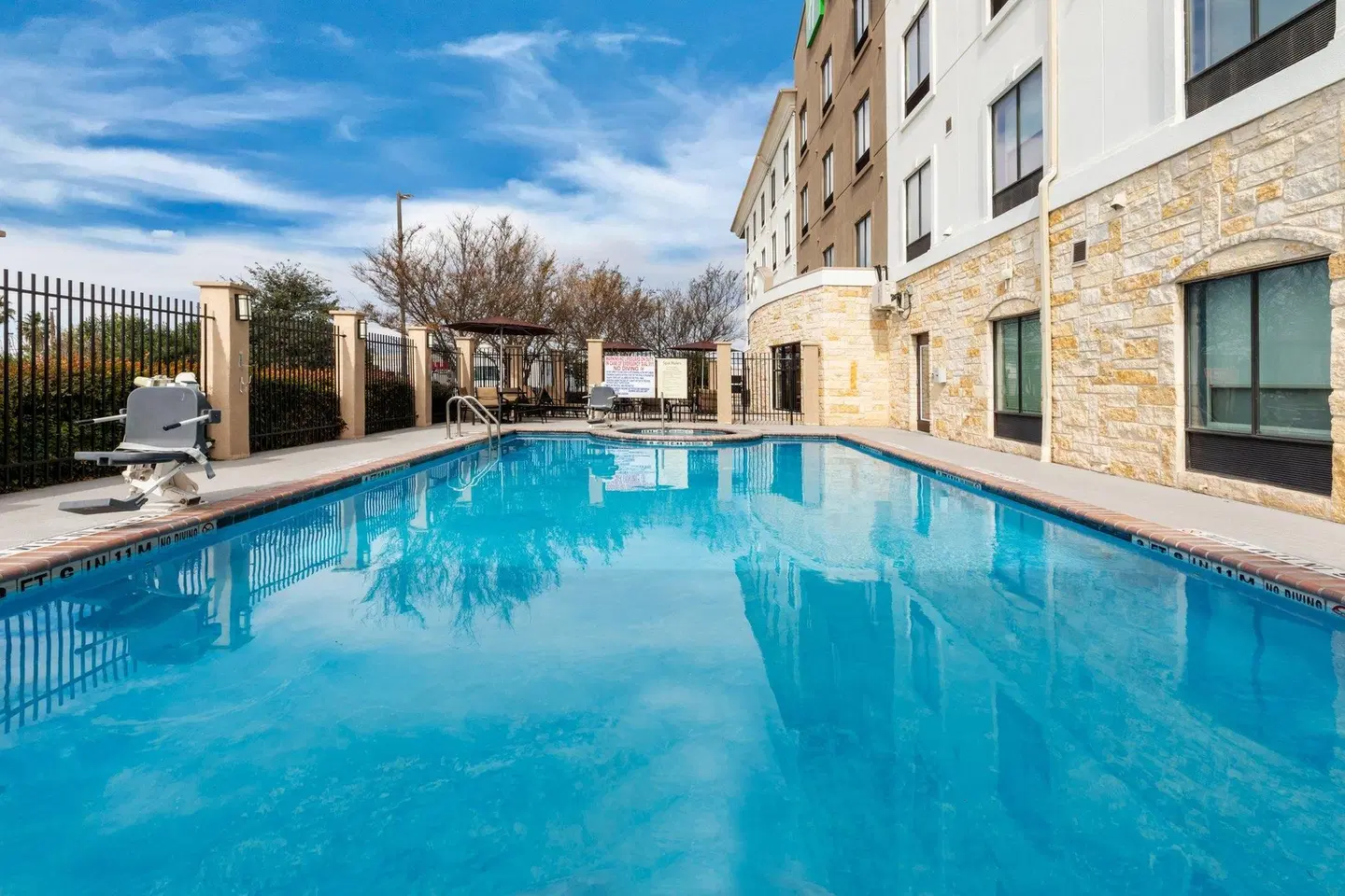 Holiday Inn Express & Suites Del Rio by IHG OUTDOOR_POOL